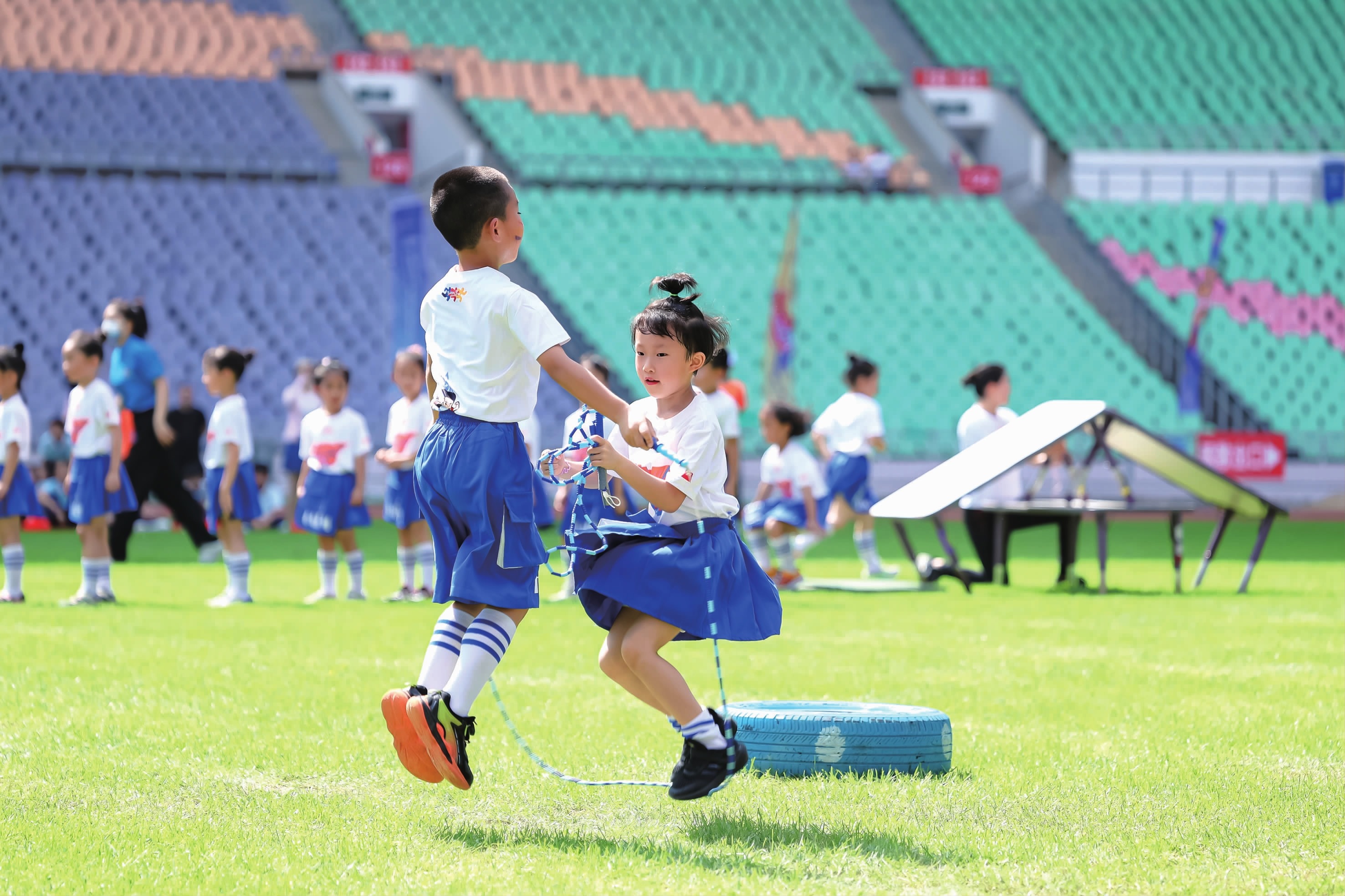 选手与果盘妹亲密接触被拍！网友称其对不起谈了8年的女友！其回应被女友绿了2次！